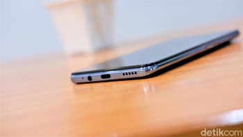 Punya port USB Type C dan jack audio 3,5 mm. Foto: Adi Fida Rahman/detikINET