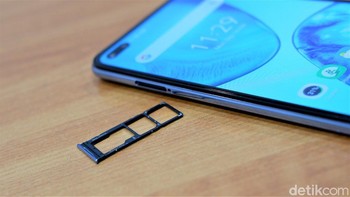 Tersedia slot dual SIM Card dan microSD. Foto: Adi Fida Rahman/detikINET