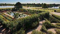 Tak hanya keindahan di dalam istana, terdapat pula perkebunan di luarnya. Taman Sunken ditanam pada tahun 1908 dan hingga kini masih terlihat gaya berkebun abad 18 (Kensington Palace)