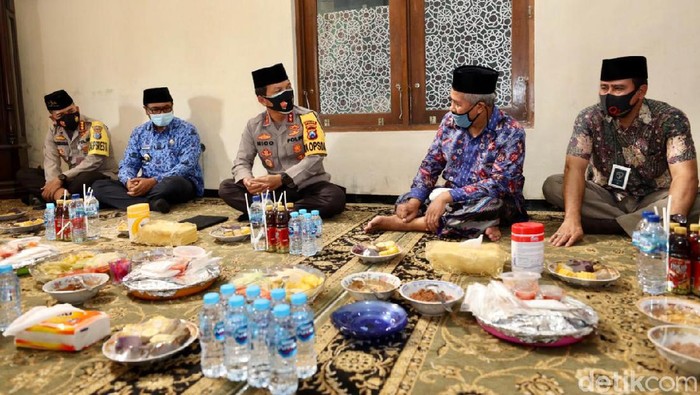 Kapolda Jawa Timur Irjen Pol Nico Afinta dan Ketua PWNU Jawa Timur KH Marzuki Mustamar.