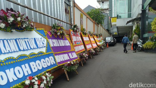 Flower garlands lined up at UMMI Bogor Hospital