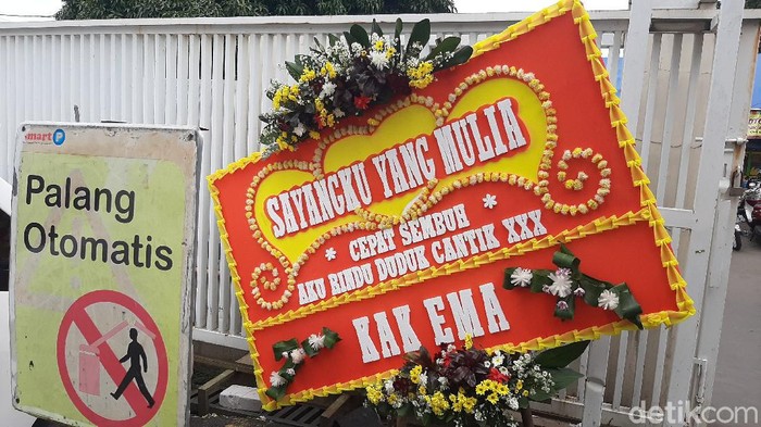 Karangan bunga untuk Habib Rizieq di RS UMMI Bogor
