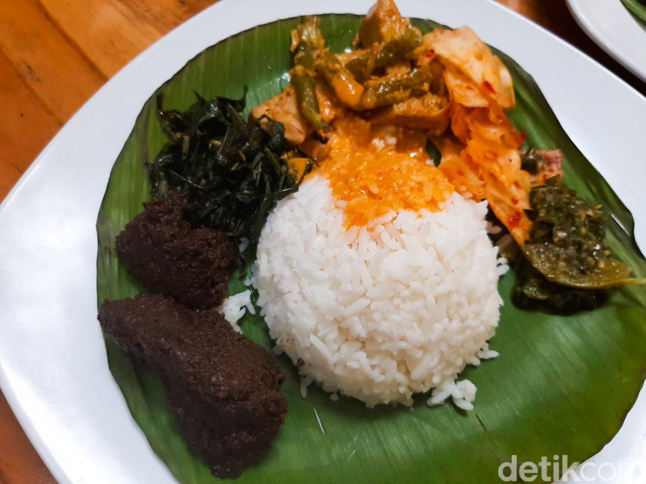 Kedai Sutan Makmur: Lezatnya Nasi Kapau Lauk Gulai Tambusu dan Dendeng Lambok