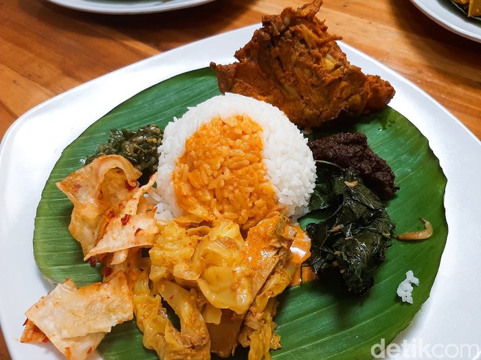 Kedai Sutan Makmur: Lezatnya Nasi Kapau Lauk Gulai Tambusu dan Dendeng Lambok