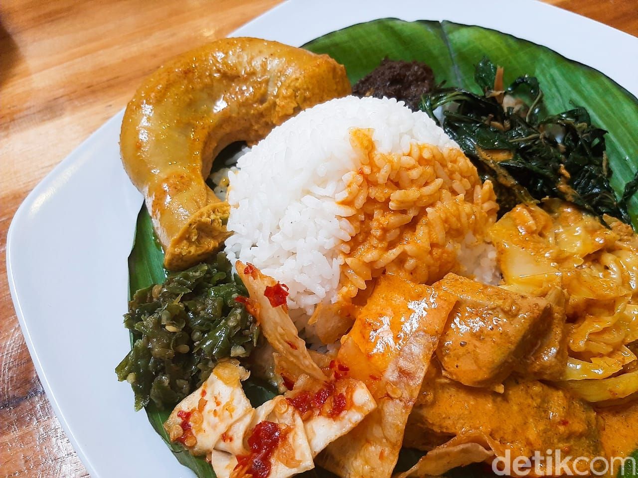 Kedai Sutan Makmur: Lezatnya Nasi Kapau Lauk Gulai Tambusu dan Dendeng Lambok