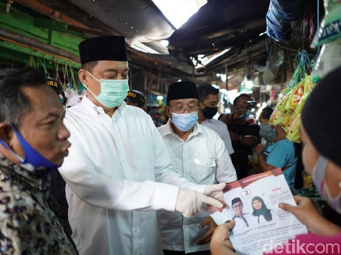 Kelana-Astutik kunjungi pasar sepanjang taman Sidoarjo