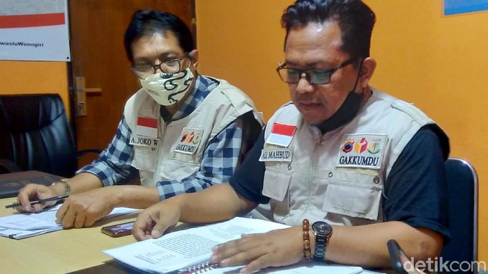 Ketua Bawaslu Wonogiri Ali Mahbub (kanan) bersama komisioner Joko Wuryanto, Jumat (27/11/2020).