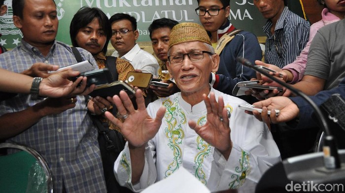 Perwakilan Alim Ulama KH. Miftachul Akhyar menjawab pertanyaan wartawan usai melakukan musyawarah tentang sistem pemilihan kepemimpinan Nahdlatul Ulama dalam Muktamar ke-33 NU di Kantor PWNU Jawa Timur, Surabaya, Jawa Timur, Kamis (30/7). Musyawarah sistem pemilihan kepemimpinan Nahdlatul Ulama tersebut dihadiri oleh 22 pimpinan pesantren dan Alim Ulama se Jawa Timur. ANTARA FOTO/Herman Dewantoro/Zk/ss/foc/15. Photographer 	: