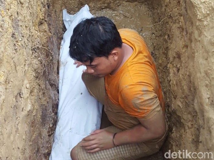 Jasad kiai di Sampang diketahui masih utuh saat makamnya diperbaiki. Padahal, kiai tersebut sudah dikebumikan sejak 3 tahun lalu.
