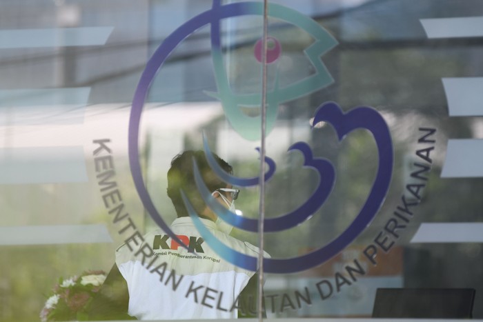 Penyidik Komisi Pemberantasan Korupsi (KPK) memasuki mobil usai melakukan penggeledahan di Kantor Mina Bahari IV Kementerian Kelautan dan Perikanan (KKP) di Jakarta, Jumat (27/11/2020). KPK melakukan penggeledahan usai ditangkapnya mantan Menteri Kelautan dan Perikanan Edhy Prabowo bersama enam tersangka lainnya dalam kasus dugaan suap terkait perizinan tambak, usaha, dan atau pengelolaan perikanan atau komoditas perairan sejenis lainnya tahun 2020. ANTARA FOTO/M Risyal Hidayat/aww.