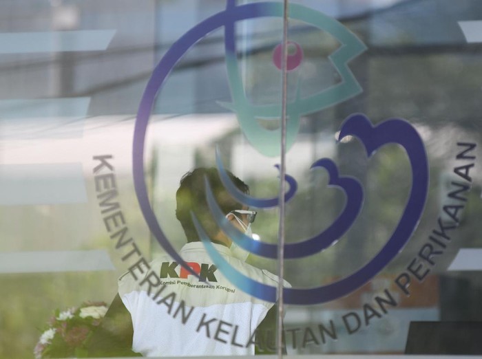 Penyidik Komisi Pemberantasan Korupsi (KPK) memasuki mobil usai melakukan penggeledahan di Kantor Mina Bahari IV Kementerian Kelautan dan Perikanan (KKP) di Jakarta, Jumat (27/11/2020). KPK melakukan penggeledahan usai ditangkapnya mantan Menteri Kelautan dan Perikanan Edhy Prabowo bersama enam tersangka lainnya dalam kasus dugaan suap terkait perizinan tambak, usaha, dan atau pengelolaan perikanan atau komoditas perairan sejenis lainnya tahun 2020. ANTARA FOTO/M Risyal Hidayat/aww.