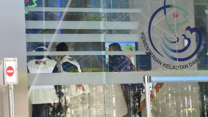 Penyidik Komisi Pemberantasan Korupsi (KPK) memasuki mobil usai melakukan penggeledahan di Kantor Mina Bahari IV Kementerian Kelautan dan Perikanan (KKP) di Jakarta, Jumat (27/11/2020). KPK melakukan penggeledahan usai ditangkapnya mantan Menteri Kelautan dan Perikanan Edhy Prabowo bersama enam tersangka lainnya dalam kasus dugaan suap terkait perizinan tambak, usaha, dan atau pengelolaan perikanan atau komoditas perairan sejenis lainnya tahun 2020. ANTARA FOTO/M Risyal Hidayat/aww.