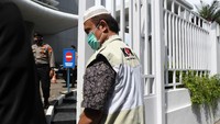 Penyidik Komisi Pemberantasan Korupsi (KPK) berjalan memasuki Kantor Mina Bahari IV Kementerian Kelautan dan Perikanan (KKP).