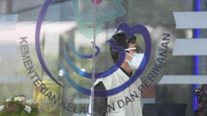 Penyidik Komisi Pemberantasan Korupsi (KPK) memasuki mobil usai melakukan penggeledahan di Kantor Mina Bahari IV Kementerian Kelautan dan Perikanan (KKP) di Jakarta, Jumat (27/11/2020). KPK melakukan penggeledahan usai ditangkapnya mantan Menteri Kelautan dan Perikanan Edhy Prabowo bersama enam tersangka lainnya dalam kasus dugaan suap terkait perizinan tambak, usaha, dan atau pengelolaan perikanan atau komoditas perairan sejenis lainnya tahun 2020. ANTARA FOTO/M Risyal Hidayat/aww.