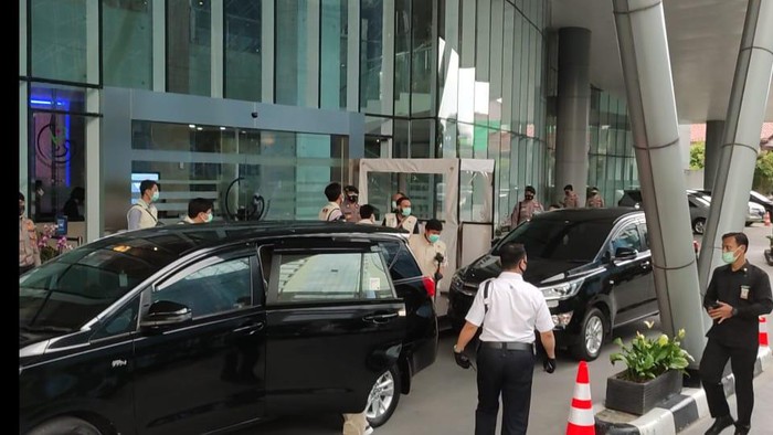 Penyidik KPK hendak meninggalkan Gedung KKP, Jakarta, Jumat (27/11/2020).