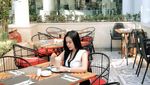 Pose Seksi Mareta Angel saat Makan di Restoran Mewah