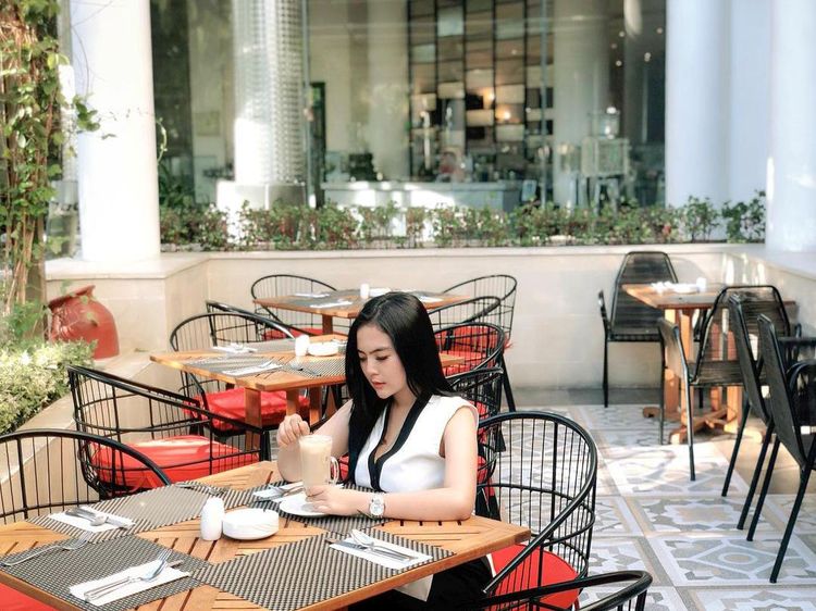 Pose Seksi Mareta Angel saat Makan di Restoran Mewah