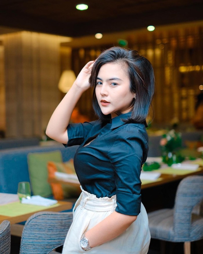Pose Seksi Mareta Angel saat Makan di Restoran Mewah