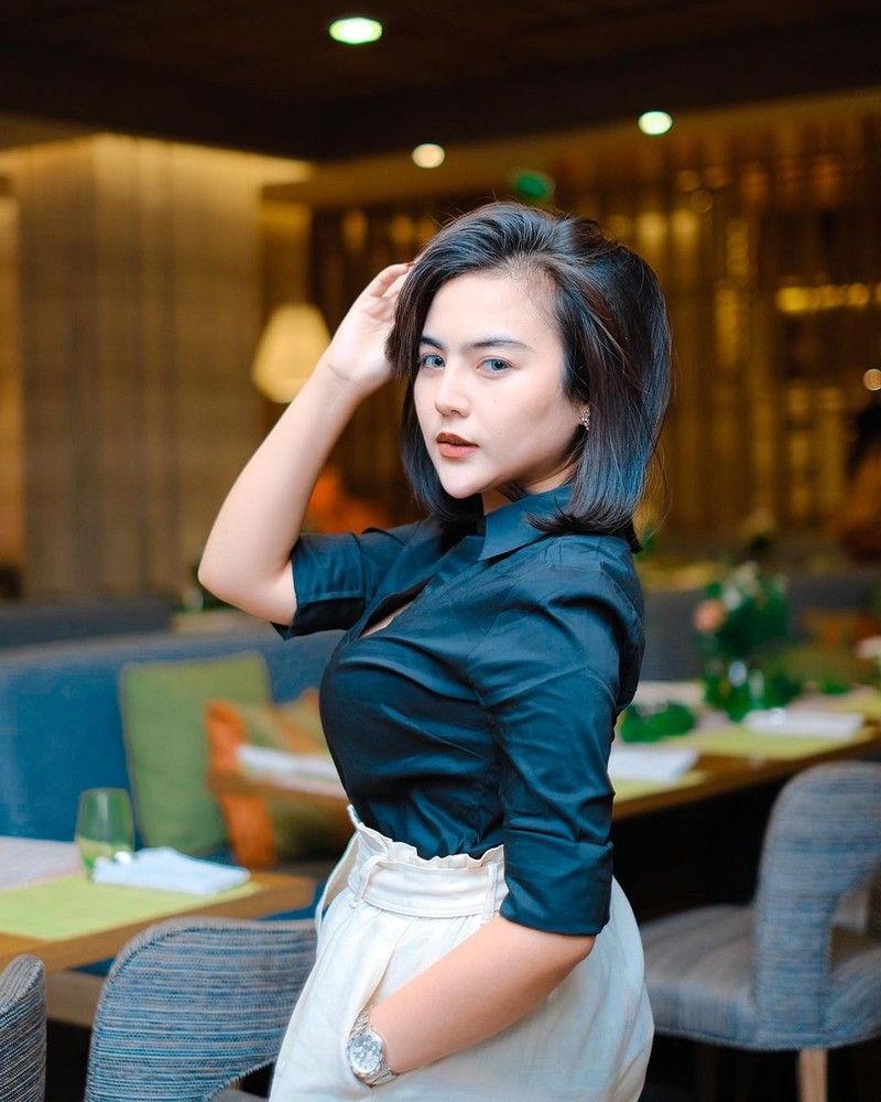 Pose Seksi Mareta Angel saat Makan di Restoran Mewah