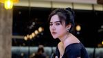 Pose Seksi Mareta Angel saat Makan di Restoran Mewah