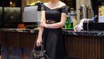 Pose Seksi Mareta Angel saat Makan di Restoran Mewah