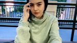 Pose Seksi Mareta Angel saat Makan di Restoran Mewah