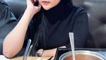 Pose Seksi Mareta Angel saat Makan di Restoran Mewah