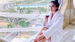 Pose Seksi Mareta Angel saat Makan di Restoran Mewah
