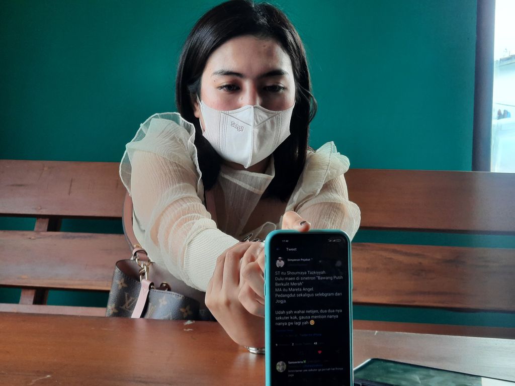 Mareta Angel saat memberikan klarifikasi soal kasus prostitusi artis.