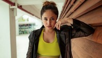 Foto tersebut pun membuat sejumlah netizen salah fokus hingga memuji ataupun mengkritik karena bekas stretchmark. Dok. Instagram/marshanda99