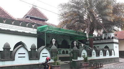 Melihat Arsitektur Masjid Al Makmur yang Tak Pernah Gelar Sholat Jumat