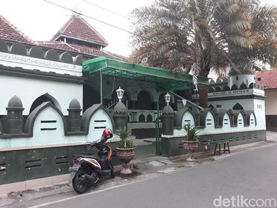 Melihat Arsitektur Masjid Al Makmur yang Tak Pernah Gelar Sholat Jumat