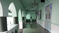  Ada  kamar kecil di bagian halaman masjid. Tampak tulisan koelah dan kakoes. (Foto: Bayu Ardi Isnanto/detikcom)