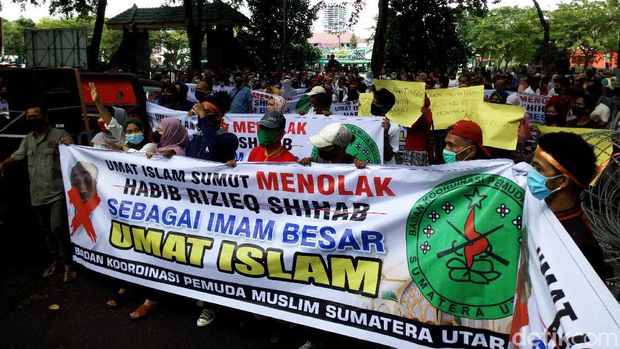 Massa demontrasi di depan gedung DPRD Sumut. Mereka menolak kedatangan Habib Rizieq Syihab ke Kota Medan. (Datuk Haris/detikcom)