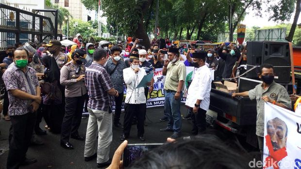 Massa demontrasi di depan gedung DPRD Sumut. Mereka menolak kedatangan Habib Rizieq Syihab ke Kota Medan. (Datuk Haris/detikcom)