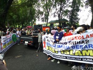 Massa Kembali Demo di DPRD Sumut, Tolak Habib Rizieq Datang ke Medan