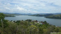 Dengan latar belakang Danau Sentani, situs ini sangat instagrammable. (Hari Suroto/Istimewa)