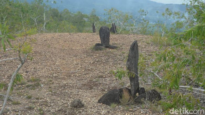 Menhir di Bukit Tutari Menhir di Bukit Tutari