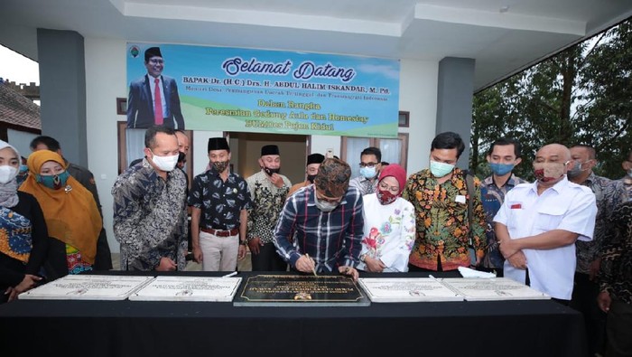 Menteri Desa, Pembangunan Daerah Tertinggal dan Transmigrasi (Mendes PDTT) Abdul Halim Iskandar melakukan kunjungan kerja ke Malang, Jawa Timur.