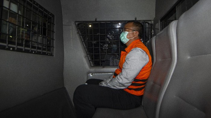 Menteri Kelautan dan Perikanan Edhy Prabowo berada di dalam mobil tahanan usai menjalani pemeriksaan terkait kasus dugaan korupsi ekspor benih lobster di Gedung KPK, Jakarta, Kamis (26/11/2020) dini hari. KPK menetapkan tujuh tersangka dalam kasus dugaan korupsi tersebut, salah satunya yakni Menteri Kelautan dan Perikanan Edhy Prabowo.  ANTARA FOTO/Aditya Pradana Putra/pras.