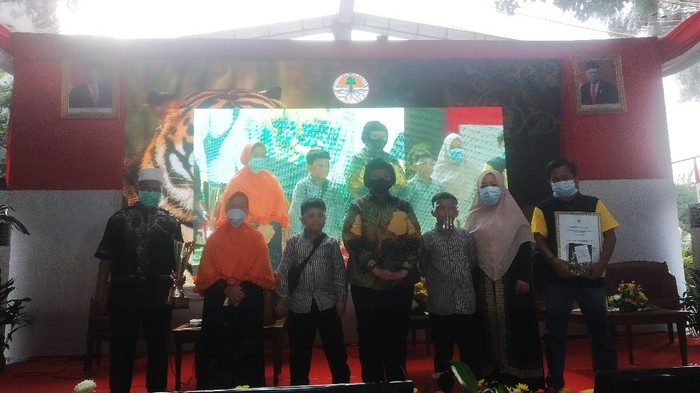 Menteri LHK Siti Nurbaya Beri Beasiswa ke Anak Jurnalis Haidir Tanjung