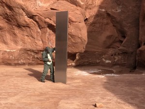 Tugu Logam Misterius Muncul di Berbagai Tempat, Rupanya Buatan Seniman