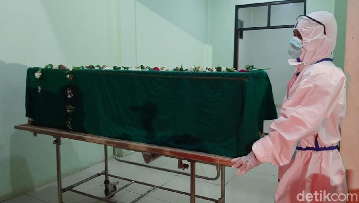 Tenaga kesehatan (nakes) RSUD dr Mochamad Saleh Kota Probolinggo meninggal terpapar COVID-19. Ia mengembuskan napas terakhir setelah dirawat 7 hari, di ruang isolasi bertekanan negatif.