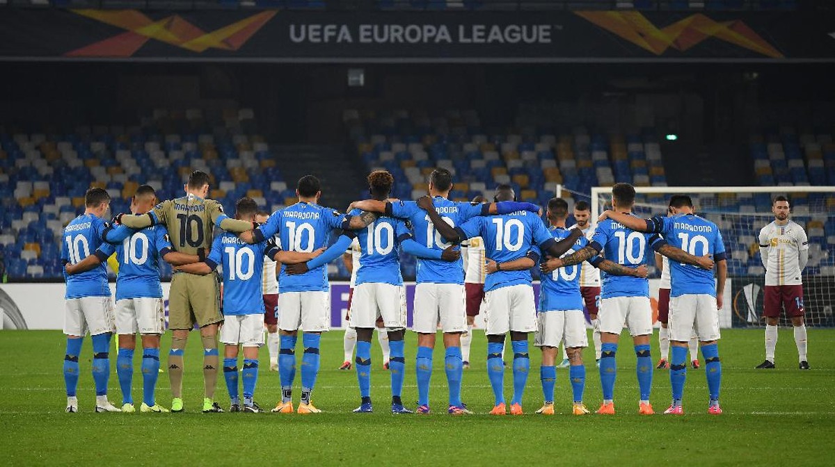 Pemain Napoli memberi tribute kepada Diego Maradona, sebelum menghadapi Rijeka di Stadion San Paolo, Naples, Jumat (27/11/2020) dini hari WIB. (Foto: Francesco Pecoraro/Getty Images)