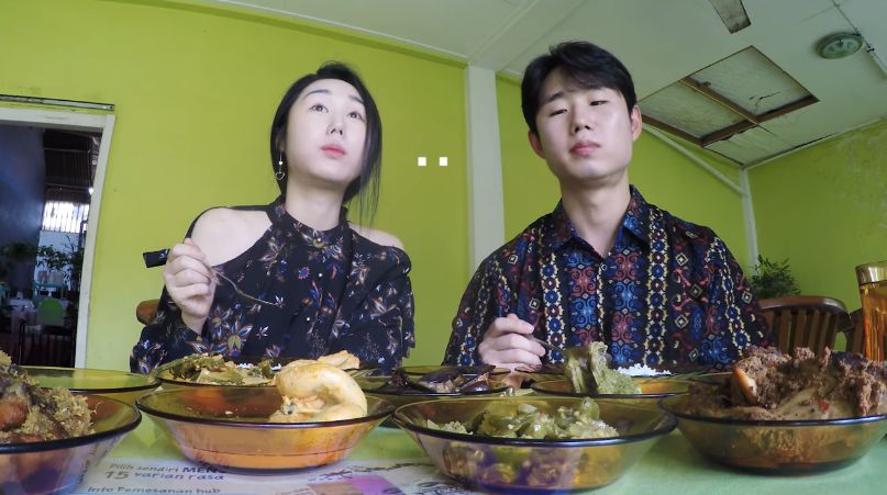 Orang Asing Cicip Nasi Kapau