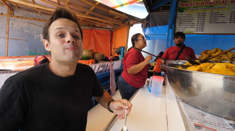 Orang Asing Cicip Nasi Kapau