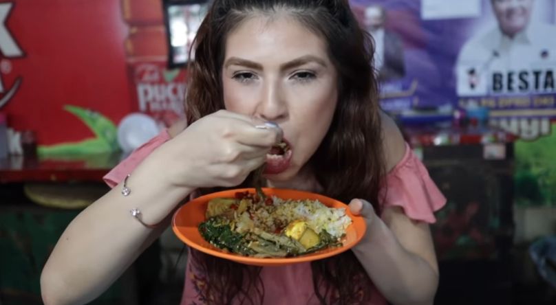 Orang Asing Cicip Nasi Kapau
