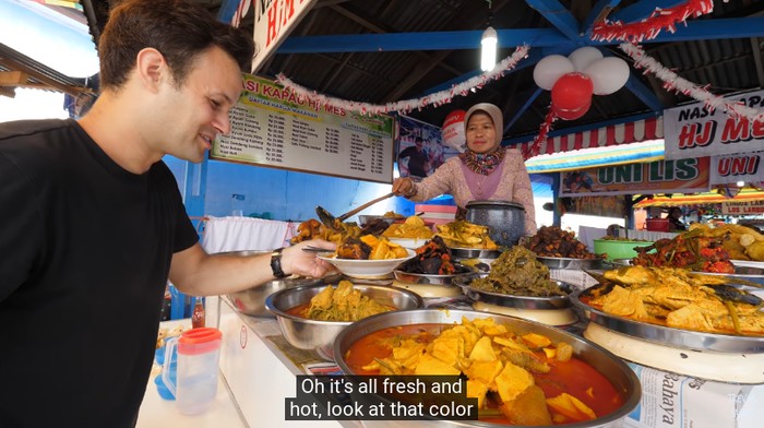 Orang Asing Cicip Nasi Kapau