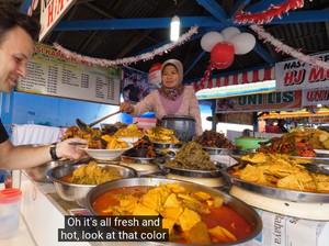 Gimana Tanggapan Orang Korea hingga Bule Inggris Soal Rasa Nasi Kapau?