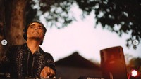 Nikita Willy dan Indra Priawan turut mengundang DJ kenamaan, Dipha Barus di acara private party di Pulau Moyo. (Instagram Nikita Willy)